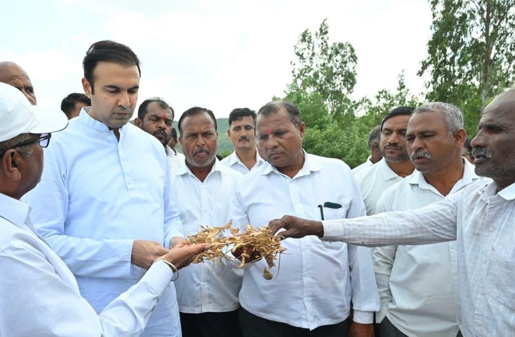 कराड दक्षिणमधील दुष्काळी परिस्थितीची आ. अतुलबाबा भोसले यांच्याकडून पाहणी